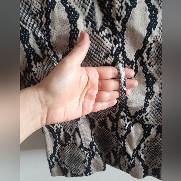 Snakeskin printed cropped blazer, full pockets, soft silky cotton blend - Picture 10 of 16